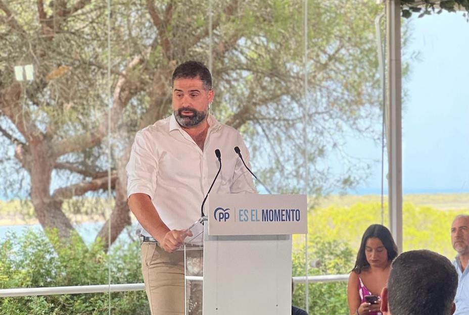 PPCartaya's tweet photo. Durante la jornada de ayer, #Cartaya vivió un acto de campaña que contó con la visita del presidente del @ppandaluz, @JuanMa_Moreno. 

🗣 Moreno recalcó que #Huelva es una prioridad para @NunezFeijoo y que las administraciones trabajarán para traer progreso y desarrollo💪 https://t.co/TE29GVj7Nj