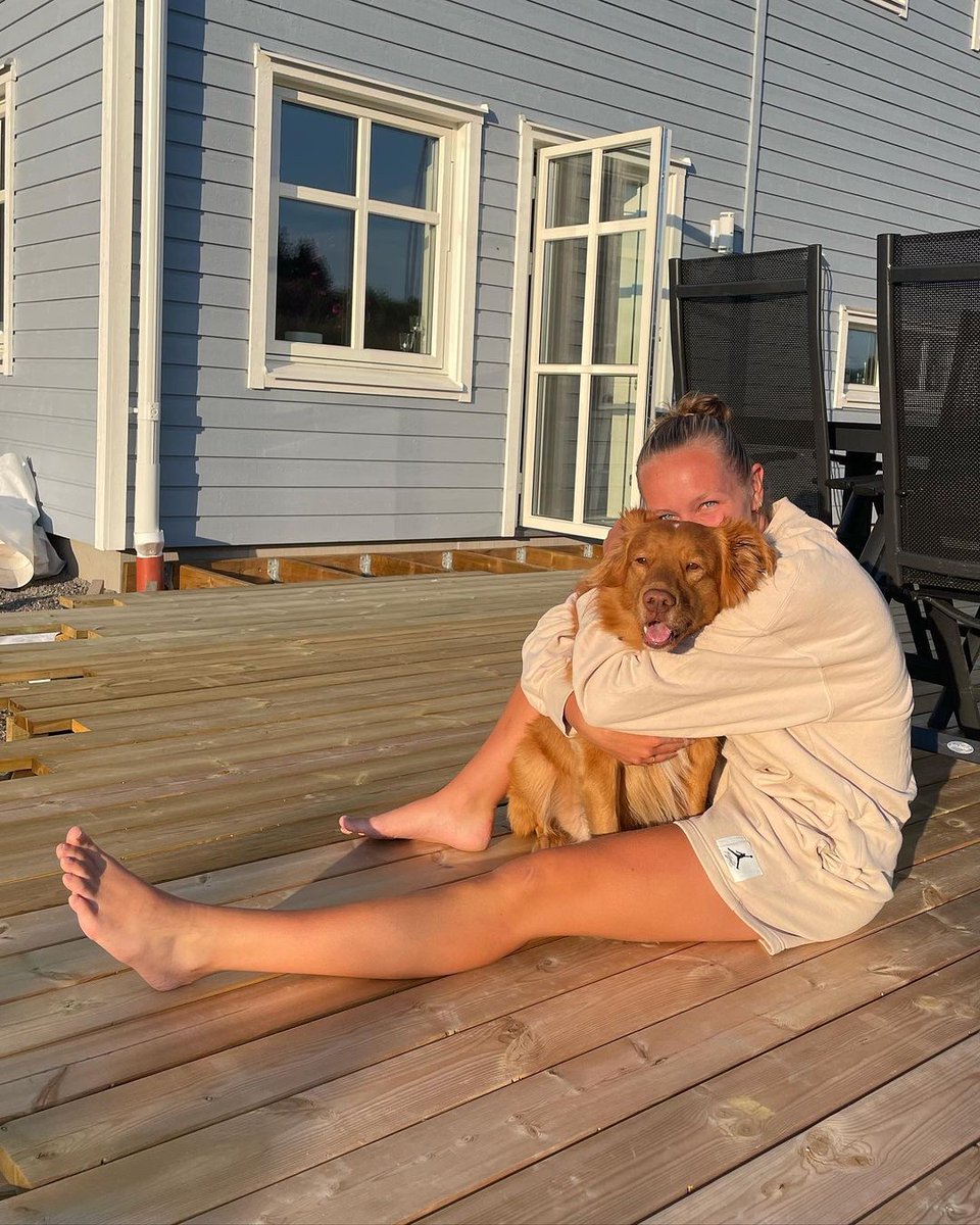 Frida Maanum successfully hiding behind a dog #NOR