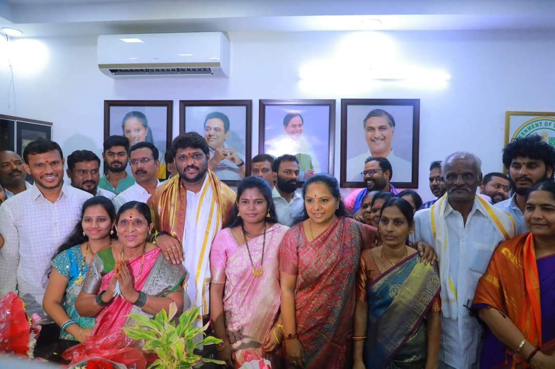kNaveenkumarya1's tweet photo. తెలంగాణ స్టేట్ ట్రేడ్ ప్రమోషన్ కార్పొరేషన్ చైర్మన్ గా నియామకమైన మాటం బిక్షపతి గారి బాధ్యతల స్వీకరణ కార్యక్రమంలో ఎమ్మెల్సీ @RaoKavitha గారు పాల్గొన్నారు ..
#TSTPC #Chairman
#Trade #Corporation
#KalvakuntlaKavitha
#BharatJagruthi
#BRSParty #KCR
#TeamKavithaAkka https://t.co/zRCcyQZV2T