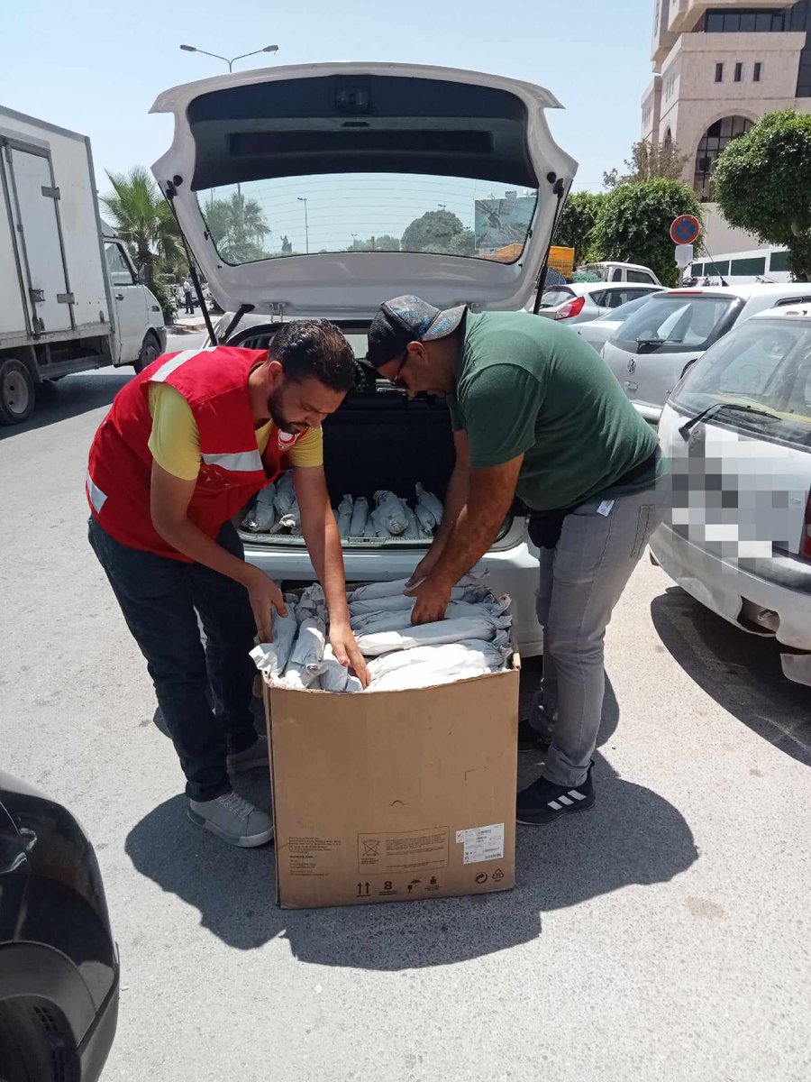 In #Tunisia, to support migrants' needs, Tunisian Red Crescent volunteers have been providing food, water, hygiene items, first aid &amp; health services in different parts of the country. A member of the @IFRC, <a href="/CroissantRouge/">Tunisian Red Crescent</a> provides support in a principled way to people needing