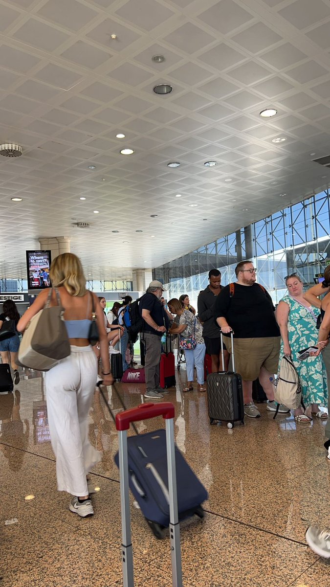 heiner1010_'s tweet photo. There has this fat manatee the right to use a plane

And they made me pay for a too heavy suitcase https://t.co/oB2sx4AT5B
