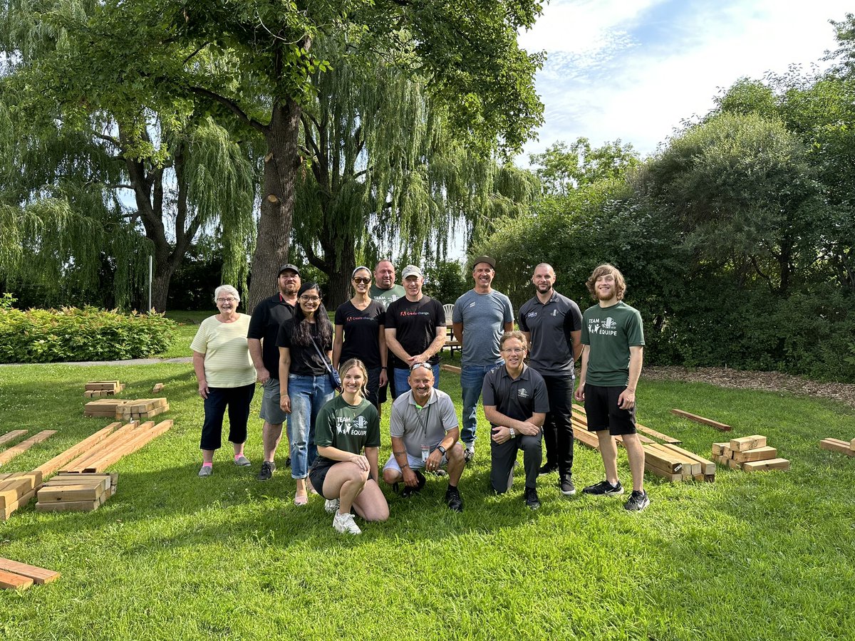 StephaneOCH_LCO's tweet image. Welcoming @Adobe volunteers. Celebrating their 10th events with @OCH_LCO at our seniors community on Russell rd. Building a belonging bench today!
