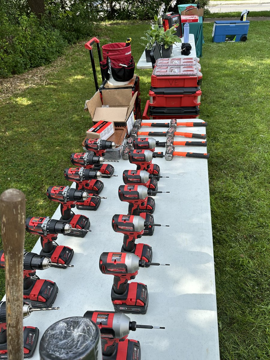StephaneOCH_LCO's tweet image. Welcoming @Adobe volunteers. Celebrating their 10th events with @OCH_LCO at our seniors community on Russell rd. Building a belonging bench today!