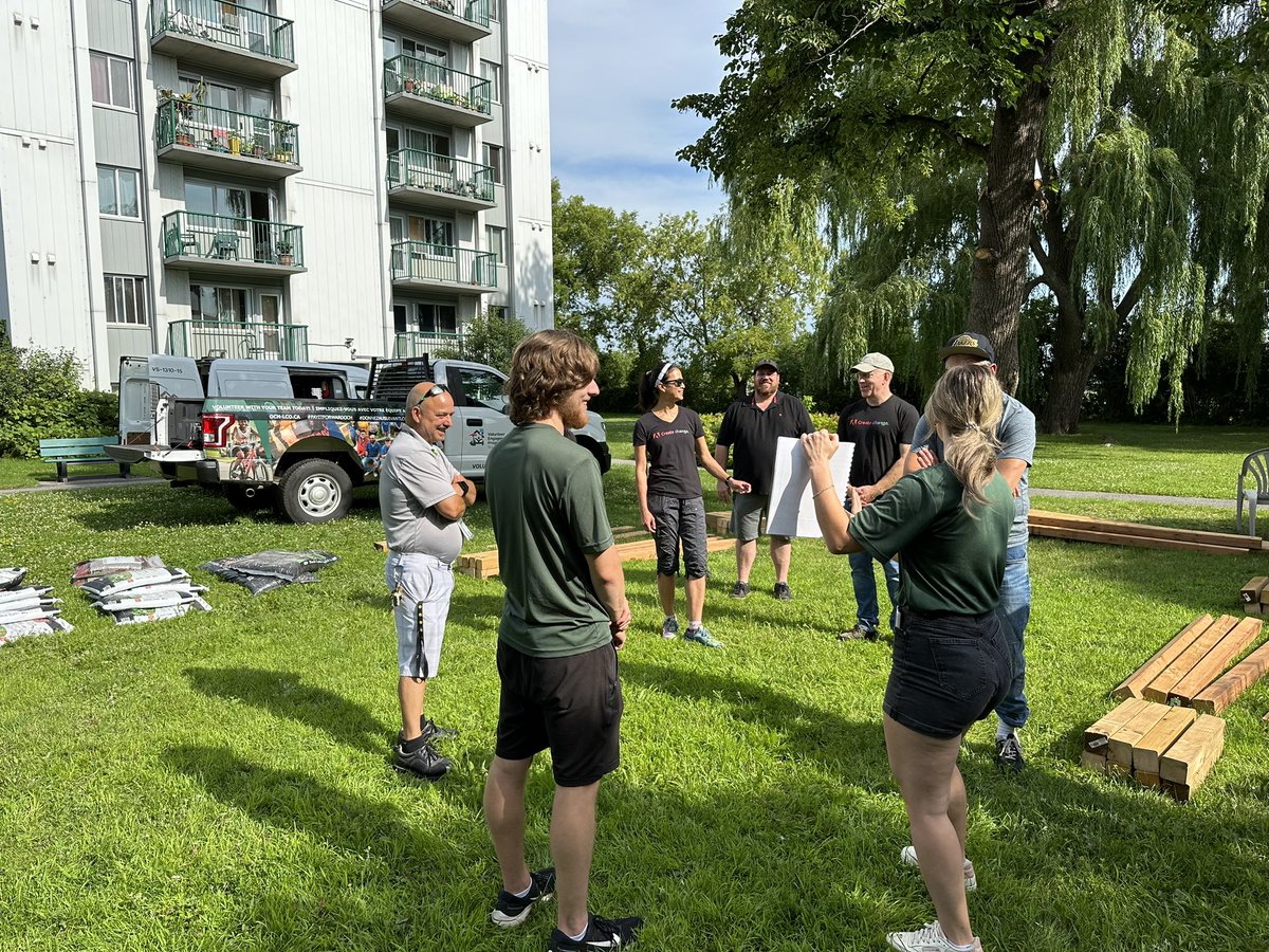 StephaneOCH_LCO's tweet image. Welcoming @Adobe volunteers. Celebrating their 10th events with @OCH_LCO at our seniors community on Russell rd. Building a belonging bench today!