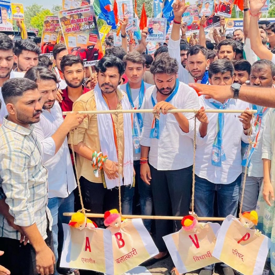 NsuiAlwar's tweet photo. @NSUIRajasthan @nsui @Neerajkundan @ashokgehlot51 @INCIndia @GovindDotasra @_gurjotsandhu @INCRajasthan @withabhinsui @SanyamLodha66 @Pawankhera ABVP नेता द्वारा अपने पद का गलत उपयोग करते हुए जोधपुर की छात्रनेत्री को टिकट का झांसा देकर बलात्कार करना निंदनीय है। इसके विरोध में एनएसयूआई कार्यकर्ताओं द्वारा आज जयपुर में शांतिपूर्ण मार्च निकाला गया।
#ABVP_बैन_करो https://t.co/o00Lk5rftP