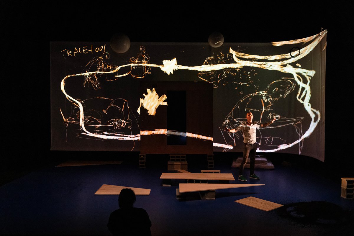 [critique] de <a href="/fanny_imbert/">Fanny Imbert</a> K., à la recherche d’un nouveau langage pour évoquer le handicap urlz.fr/mLQI Avec sa nouvelle création visuelle et sonore donnée au <a href="/11_avignon/">11Avignon</a>, Alexis Armengol poursuit son exploration toute en pudeur de l’enfance et de la différence.