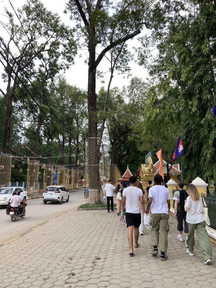 DTMelkshamOak's tweet photo. This afternoons activity was a scavenger hunt in the market #food #flyingmoney #competitivespirit https://t.co/NvROvOLuM5