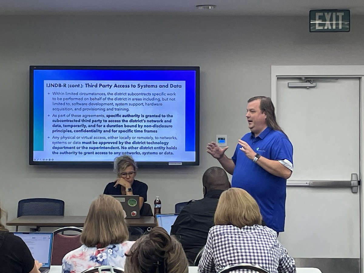 KitKatEDU's tweet image. It’s a full house for CSD’s new employees diving into their technology and more! 

#BlueEagleNation #ConnectedtoLEAD @csdconnected @CloverEagles #sced #teachSC #loveSCschools  @csd_super @wlargen @_OMSEagles