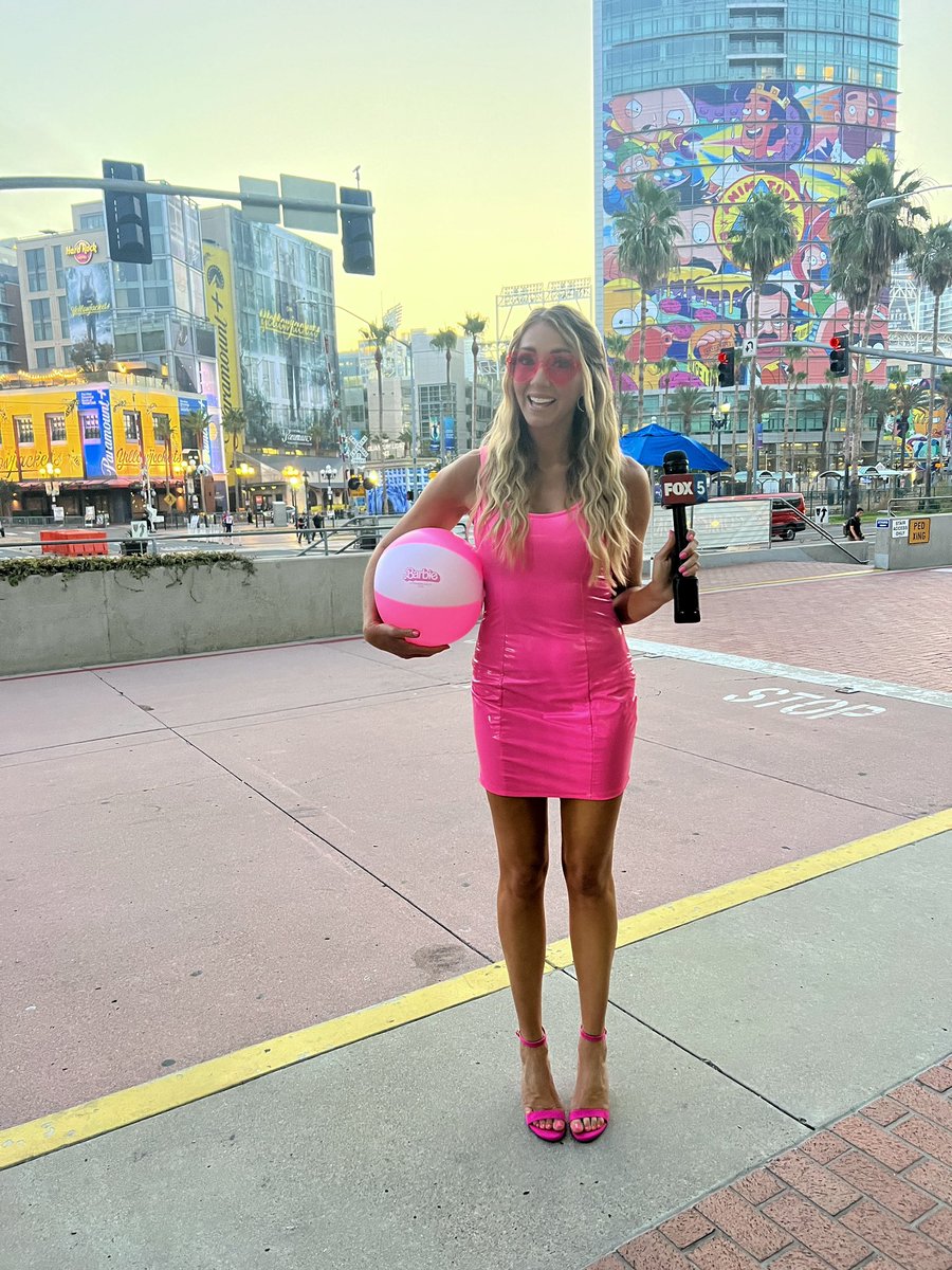 HeatherLakeFox5's tweet image. Left my dream house for a few days to hang out  @Comic_Con 🎀⚡️🎤

Day 1 of #thecon on @fox5sandiego 
#BarbieMovie #fox5sandiego #comiccon