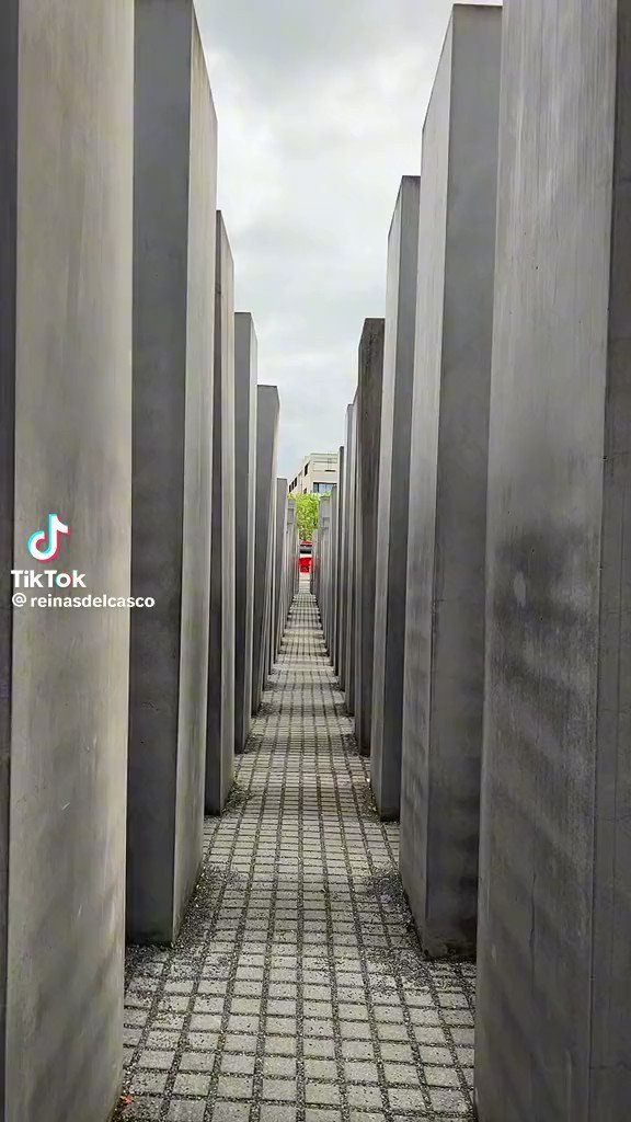 gunde_bravo's tweet photo. Miles de selfies y videos de gente cantando y
bailando en lugares del Holocausto, muestran una nueva percepción de la memoria y de la historia europea. Las formas de aprendizaje y transmisión del pasado se han quedado obsoletas. Algo que ya ocurrió en el periodo entreguerras 1/9 https://t.co/27Qh9msb1E