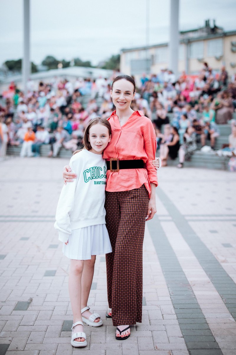 82_lora's tweet photo. Анна Снаткина с дочерью Вероникой на открытии летнего кинотеатра в рамках фестиваля нового российского кино Горький fest в Нижнем Новгороде, 8 июля 2023 год.  #аннаснаткина #актриса #дочь #вероникавасильева #кинофестиваль #горькийfest #нижнийновгород https://t.co/ntvF0vWOwV