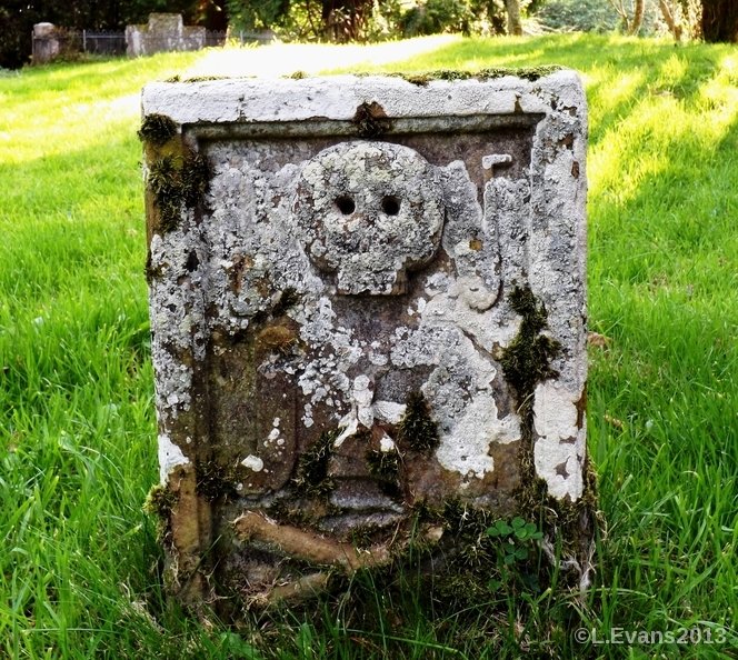 Julie74656's tweet photo. #CromartyHouse #SpookyPlaces #OldGraveyard
Exploring in the rain showers https://t.co/aj9TyAX88n