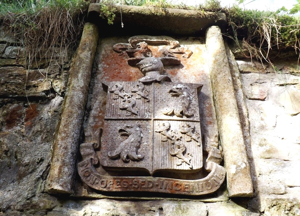 Julie74656's tweet photo. #CromartyHouse #SpookyPlaces #OldGraveyard
Exploring in the rain showers https://t.co/aj9TyAX88n