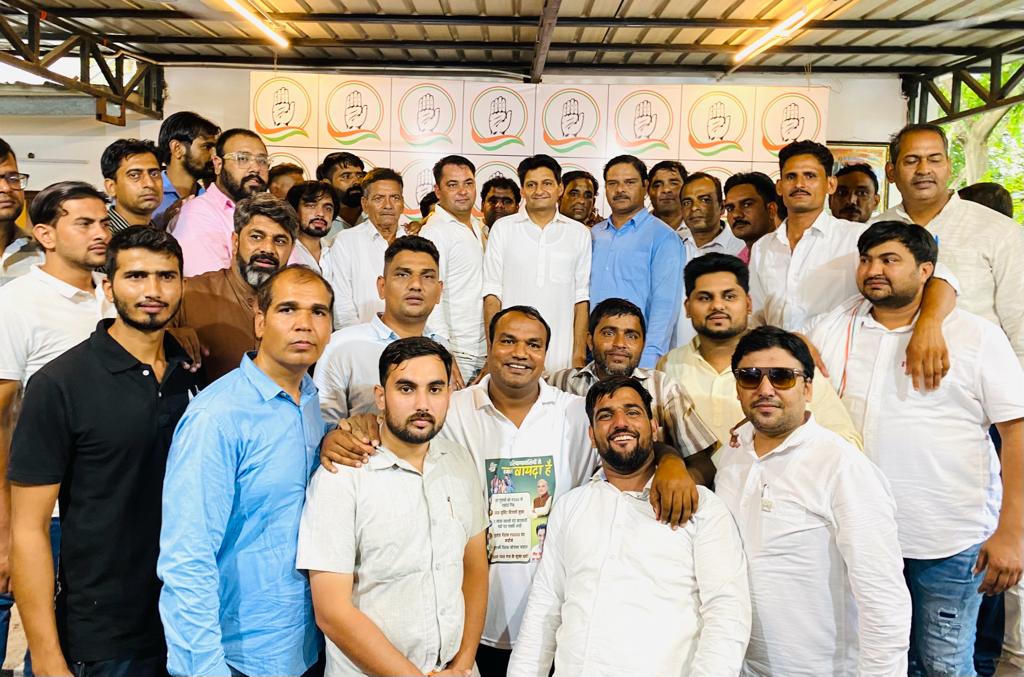 DeependerSHooda's tweet photo. आज दिल्ली निवास पर झज्जर, सोनीपत, पानीपत, जींद और रोहतक जिलों से आये @INCHaryana के सोशल मीडिया विभाग के पदाधिकारियों से मुलाकात की।

प्रदेश में जो बदलाव की मुहिम चल रही है, उसमें सोशल मीडिया के साथियों का महत्वपूर्ण योगदान है। आप नये साथियों को जोड़ते रहिये और कांग्रेस परिवार को मजबूती देते रहिये। आपकी मेहनत जल्द ही रंग लायेगी।