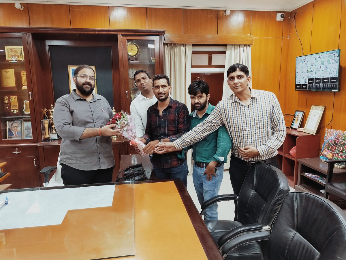 हमारे प्रिय और आदरणीय मार्गदर्शक श्रीमान सौरभ जी स्वामी (IAS) को  सीकर जिला कलेक्टर बनने पर हार्दिक बधाई और शुभकामनाएं @Sos_Sourabh