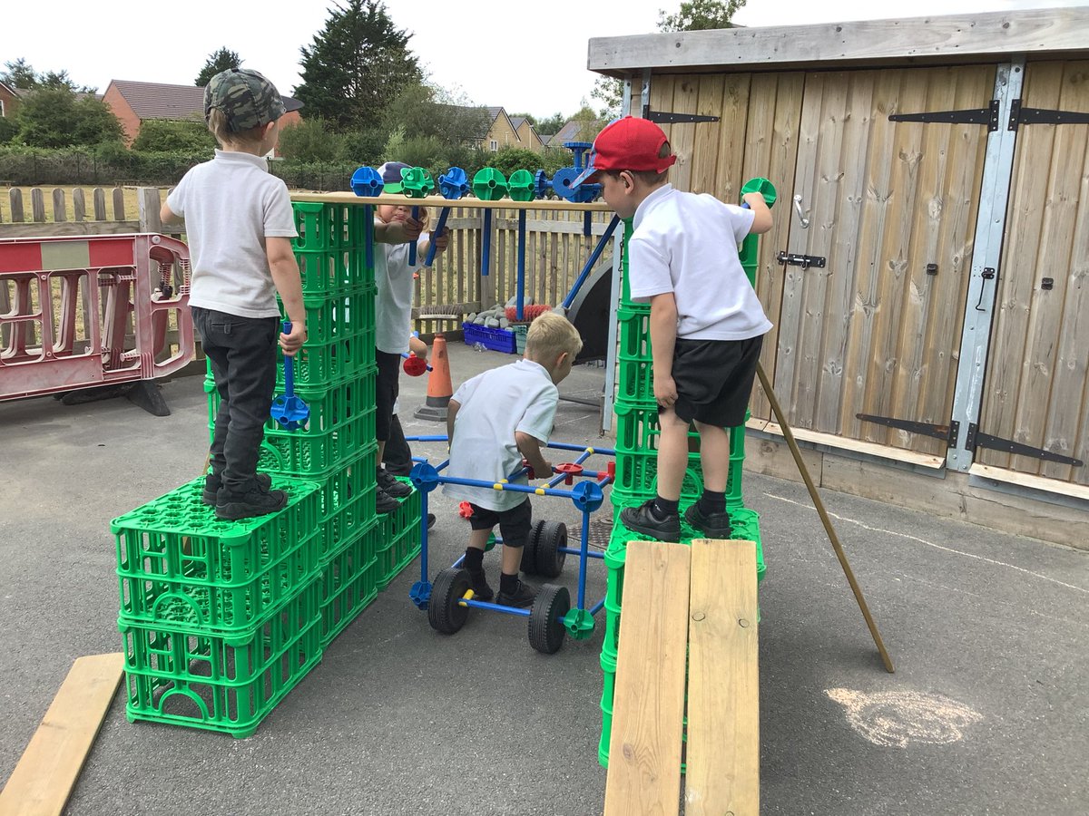 MBinns_StAnnes's tweet photo. The Busy Bees have their own car wash! #openendedresources @StAnnes_EHS @DMartinStAnnes https://t.co/bVFaSRMCro