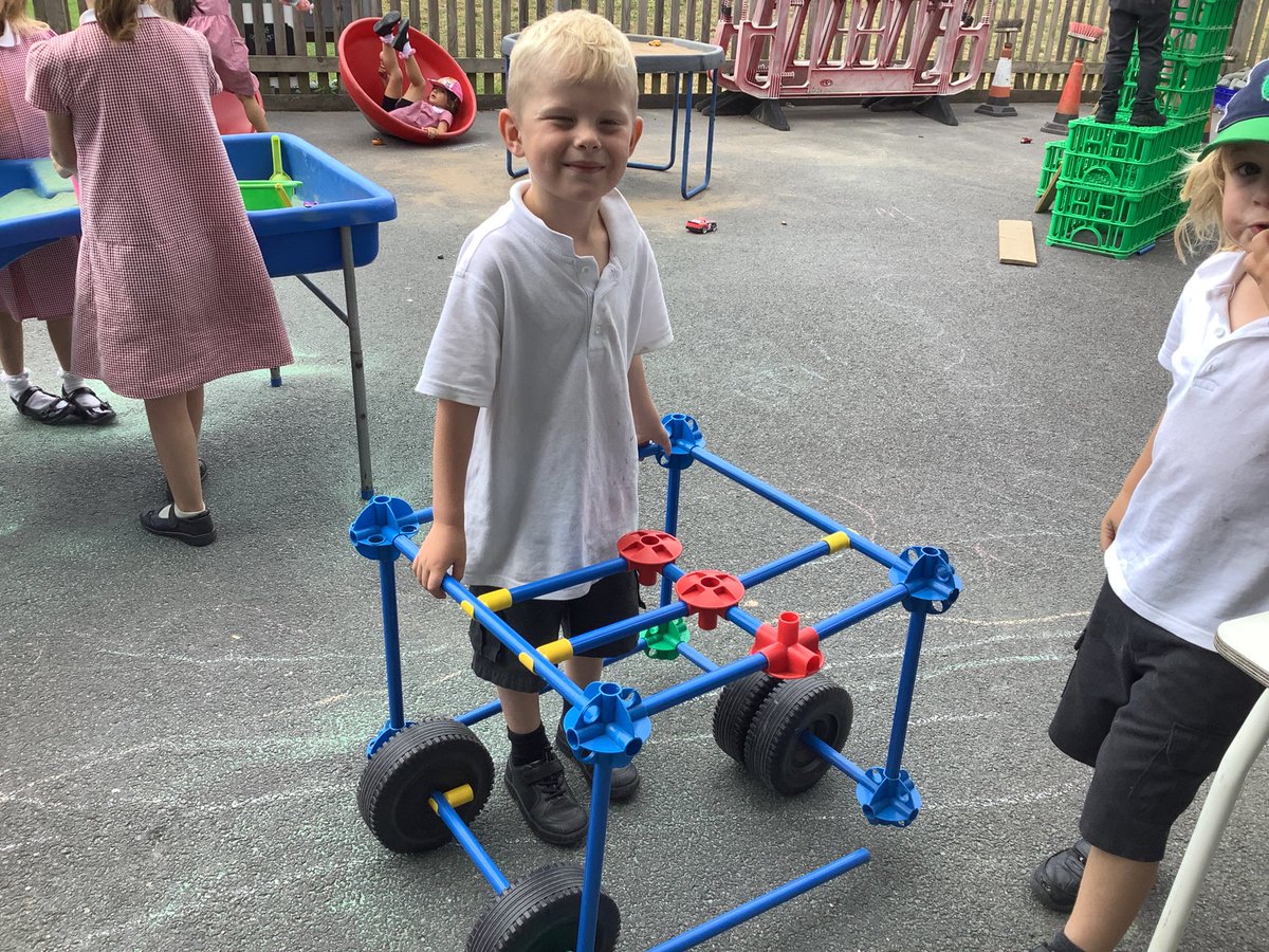 MBinns_StAnnes's tweet photo. The Busy Bees have their own car wash! #openendedresources @StAnnes_EHS @DMartinStAnnes https://t.co/bVFaSRMCro