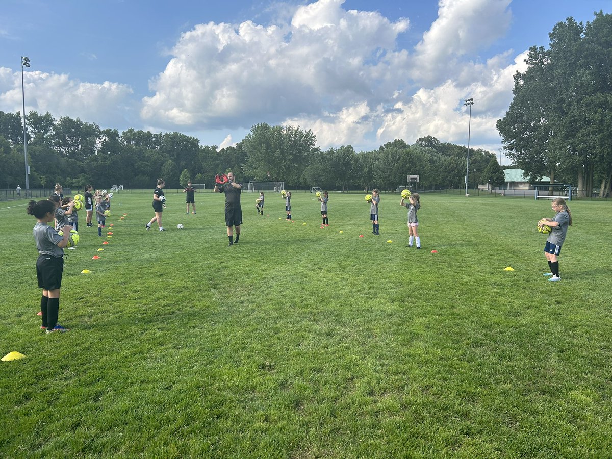 sirvine4's tweet photo. Thanks @Mark_Haynes1 @LondonEliteGK for leading our @londonwhitecaps 2014 Girls through an awesome GK training session! Lots of fun and great learning! ⚽️💙 https://t.co/6eAS1eUDOF