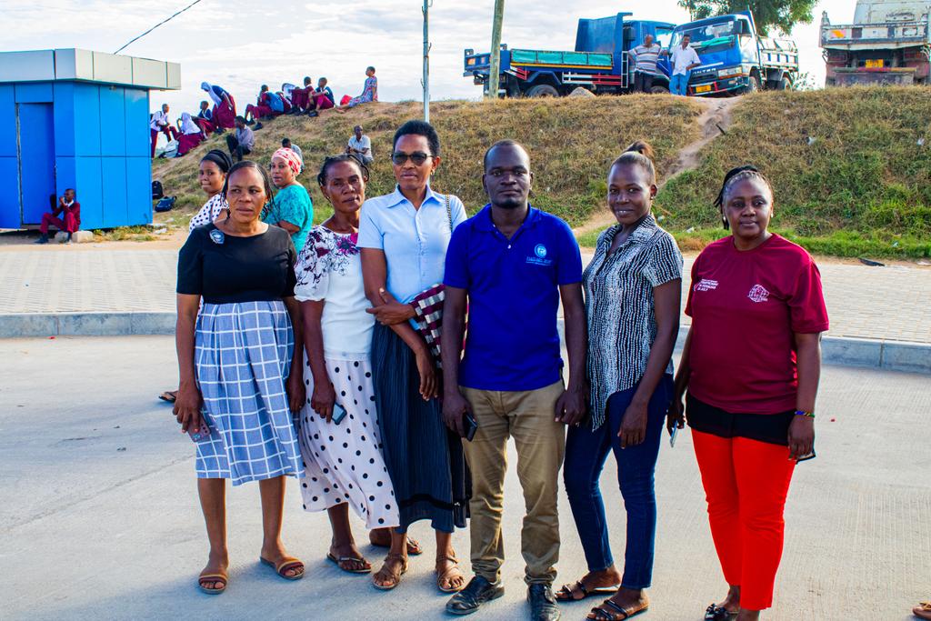 tanzaniarelief2's tweet photo. Shirika la Tanzania Relief Initiatives lilipata wasaa wa kushirikiana na Shirika la @DmiHope katika kutoa elimu kwa jamii juu ya biashara  ya usafirishaji haramu wa binadamu nchini katika maeneo ya Kibamba Shule.

Elimu hii ni mwendelezo kuelekea Siku ya Kimataifa ya kupinga https://t.co/Bhi6ihvbyF