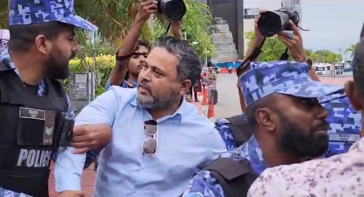 malshasharyf's tweet photo. Opposition leadership arrested while they were peacefully sitting down at Jumhooree Maizaan. @ibusolih has been arresting anyone who speaks against him.  
A true tyrant. We no longer have any freedom of speech or assembly in #Maldives.

#FreePresidentYameen 
Free the opposition leadership. @IbrahimShujaau @em_saeed @Shiyamaldives @AhmedThaariq