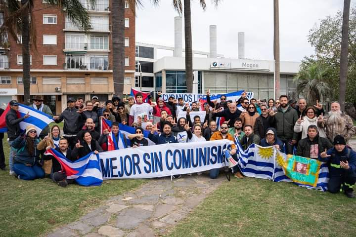 RomeroPiriz's tweet photo. Esta foto en Twitter la han visto 10700, le gustó a 599 y la retuitearon 147. Cubanos libres en las calles de Montevideo. https://t.co/WaQFC0bwb8