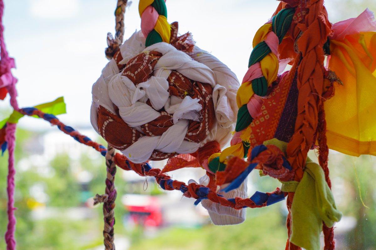 🪼Introducing Parliament Hill School's Recycled Room! Taking inspiration from the shocking fact that laundry contributes to 1/2 a mil tonnes of ocean plastic microfibers annually, the students transformed their stairwell into an Ocean spectacle using donated clothes from <a href="/TRAID/">Traid</a>