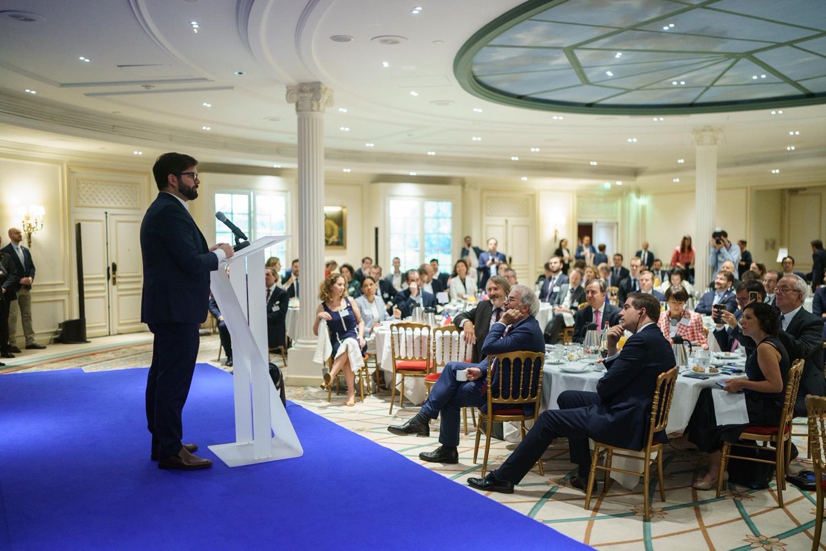 Archivo20222026's tweet photo. ¡Avanzamos por #MásInversión!
Presidente @GabrielBoric junto al canciller @AlbertoKlaveren, ministros @Nico_Grau y @DiegoPardow y ministra @Aisen_ministra,  se reunieron con empresarias y empresarios de Francia y Chile para fortalecer lazos comerciales y fomentar la inversión 🇨🇱 https://t.co/CNbGs1J0FK