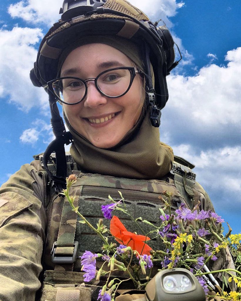 Я виросла у зросійщеному середовищі. Перейшла повністю на українську у 2013 році (мені тоді було 15, цими днями вже 10 років як я говорю українською) під час поїздки на захід України, а укріпилася у своїх поглядах під час Революції Гідності. Ще тоді я усвідомила, що середовище,