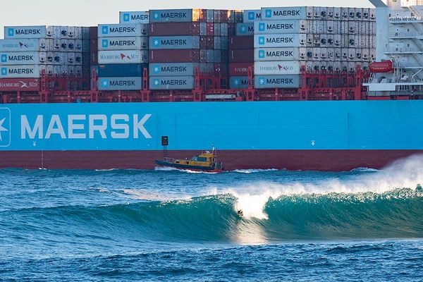 Maersk's tweet photo. While we can’t promise a backdrop like the one above with our #containervessel close by, it does act as a unique #view while trying to maintain your balance on the board🏄🏻🌊Our @Maersk vessel is on it’s way to Patrick Terminal near Sydney, Australia🇦🇺
📸Instagram: ngd_photo https://t.co/qBUDxARZ6K