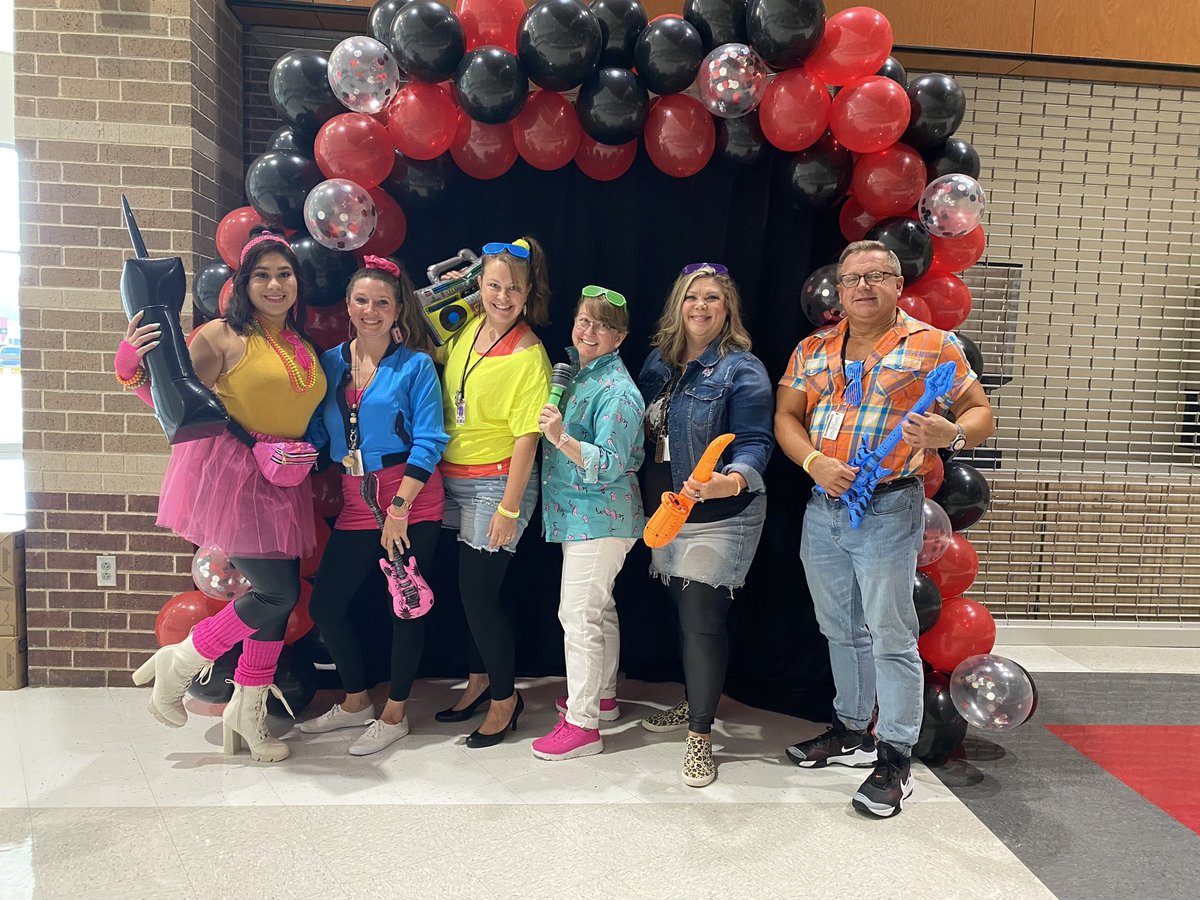 lesliserrano28's tweet photo. 80s Theme with @SantaFeMSCISD 
#CISDROCKINTHESTAGE
#theclevelandisdway
#LetsGoJags
#JagROAR
#BeFierce https://t.co/WtsJBXtLYk