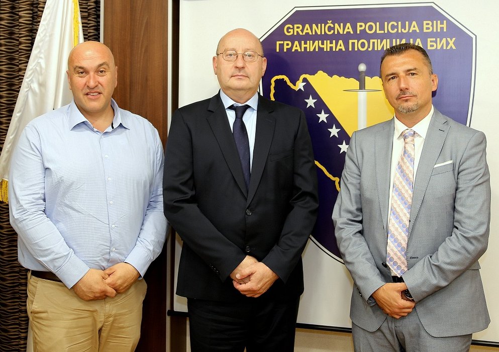 UNDPBiH's tweet photo. To help combat illegal #SALW trade 🇧🇦 Border Police receives 375,000 BAM worth equipment via #HALT &amp; #CIAT projects. Together with #BiH and int. partners 🇪🇺🇩🇪 🇸🇪 🇬🇧 🇫🇷 🇳🇴 we remain dedicated to improving safety for all in the W. Balkans. https://t.co/F9UQ7uypQu