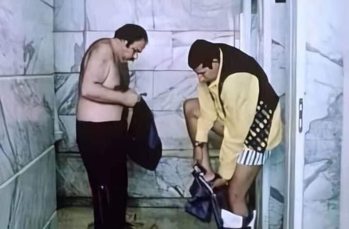 البنات بتتكسف تغير قدام بعض 
انا وصحابي:طب والحقن عضل يا بنات