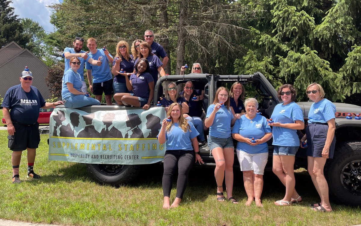 SuppStaffing's tweet image. 🎂 We had a fantastic time celebrating our 45th anniversary with a splash! 💦 

Check out our amazing staff posing with a Jeep Gladiator and our adorable Supplemental Staffing custom ducks, getting all prepped up for JeepFest! 🦆🚙 

#SuppStaffSince1978 #Celebrating45Years