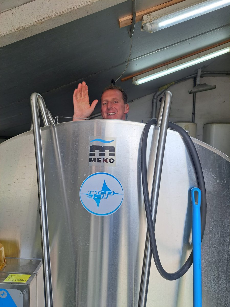 gerritwermink's tweet photo. Vanmorgen werk gedaan. Wat ik nog nooit eerder heb gedaan. De melktank van binnen extra gewassen. Tegenwoordig met die milde reinigingsmiddelen gaat niet alle aanslag perfect weg. Dat gebeurde eerder nooit! #meuk https://t.co/f7nuWHJZQX
