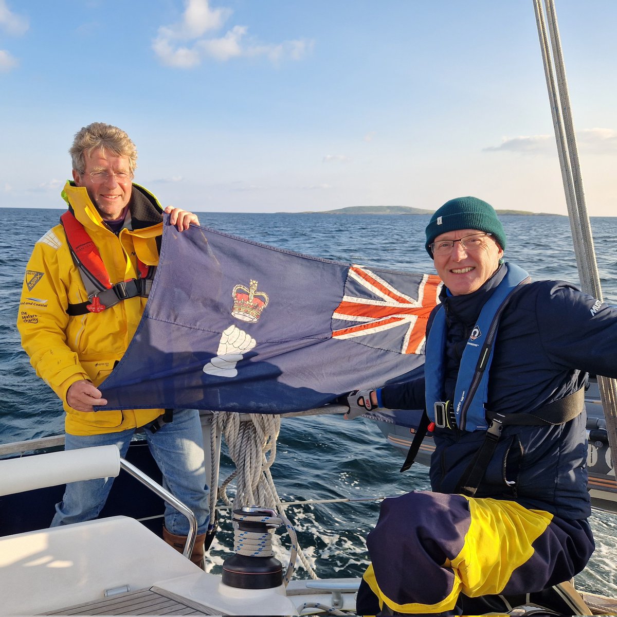 The good ship Good Dog's journey continues...
Mark Ashley-Miller (ex @TheWelshCavalry), sends greetings from Ireland where he and Patrick Polglase (@WessexYeomanry) are about to enter Roundstone in Connemara.
Lovely conditions guys!
#champagnesailing