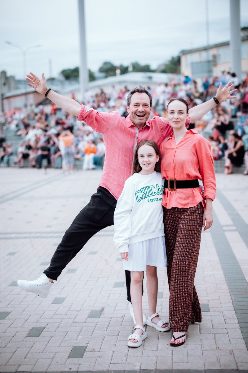 82_lora's tweet photo. Анна Снаткина с Виктором Васильевым и дочерью Вероникой на открытии летнего кинотеатра в рамках фестиваля нового российского кино Горький fest в Нижнем Новгороде, 8 июля 2023 год. #аннаснаткина #викторвасильев #дочь #вероникавасильева #кинофестиваль #горькийfest #нижнийновгород https://t.co/WZwbOMTtsW