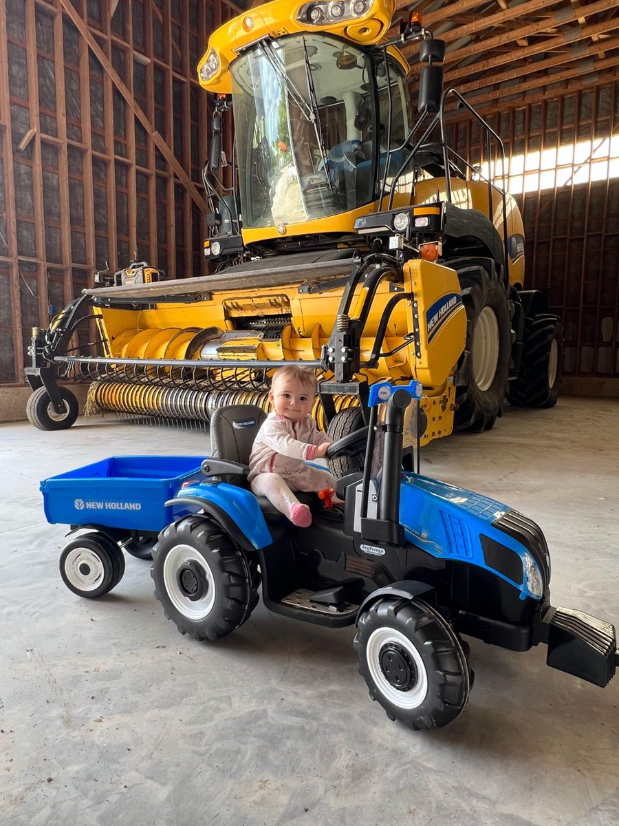 RobertsEquip_'s tweet photo. Farming is more than land and crops. It's a family's heritage and future.๐พ
#farmerintraining at Penma Farms!๐ป #RFE #NewHolland https://t.co/otB3Gch8ge