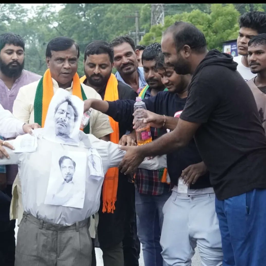 bhaskarreddynzb's tweet photo. డబుల్ బెడ్ రూం ఇండ్ల పరిశీలనకు కేంద్ర మంత్రివర్యులు శ్రీ కిషన్ రెడ్డి గారు తలపెట్టిన 'చలో బాటా సింగారం' కార్యక్రమాన్ని  అడ్డుకొని అక్రమంగా అరెస్టు చేయడాన్ని ఖండిస్తూ నిజామాబాద్ అర్బన్ శాఖ ఆధ్వర్యంలో దిష్టి బొమ��మ దహన కార్యక్రమం నిర్వహించిన  సూరన్న.
@BJP4Telangana @kishanreddybjp https://t.co/NR9UkyEfhS