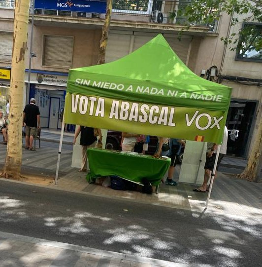 UCFRTerrassa's tweet photo. Obrim fil amb el greu incident que ha passat aquest matí a #Terrassa.
1. Un simpatitzat de VOX ha intentat apunyalar fins a quatre vegades un home per haver cridat "feixistes" a la carpa de VOX que hi havia a la Rambla.
2. L'agressor ha estat detingut per la policia municipal. https://t.co/aPkgO2x0RP