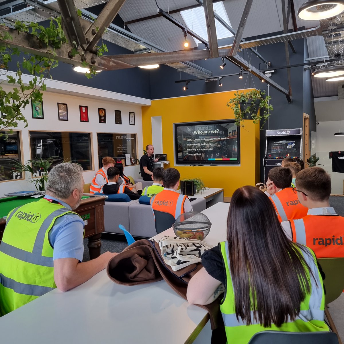 This morning we welcomed a group of Year 10 pupils from local school @shuttle_college into our facility to give a tour, and an insight into how our business works 📷📷

#education #showcase #secondaryschooll #RapidIT #itrecycling