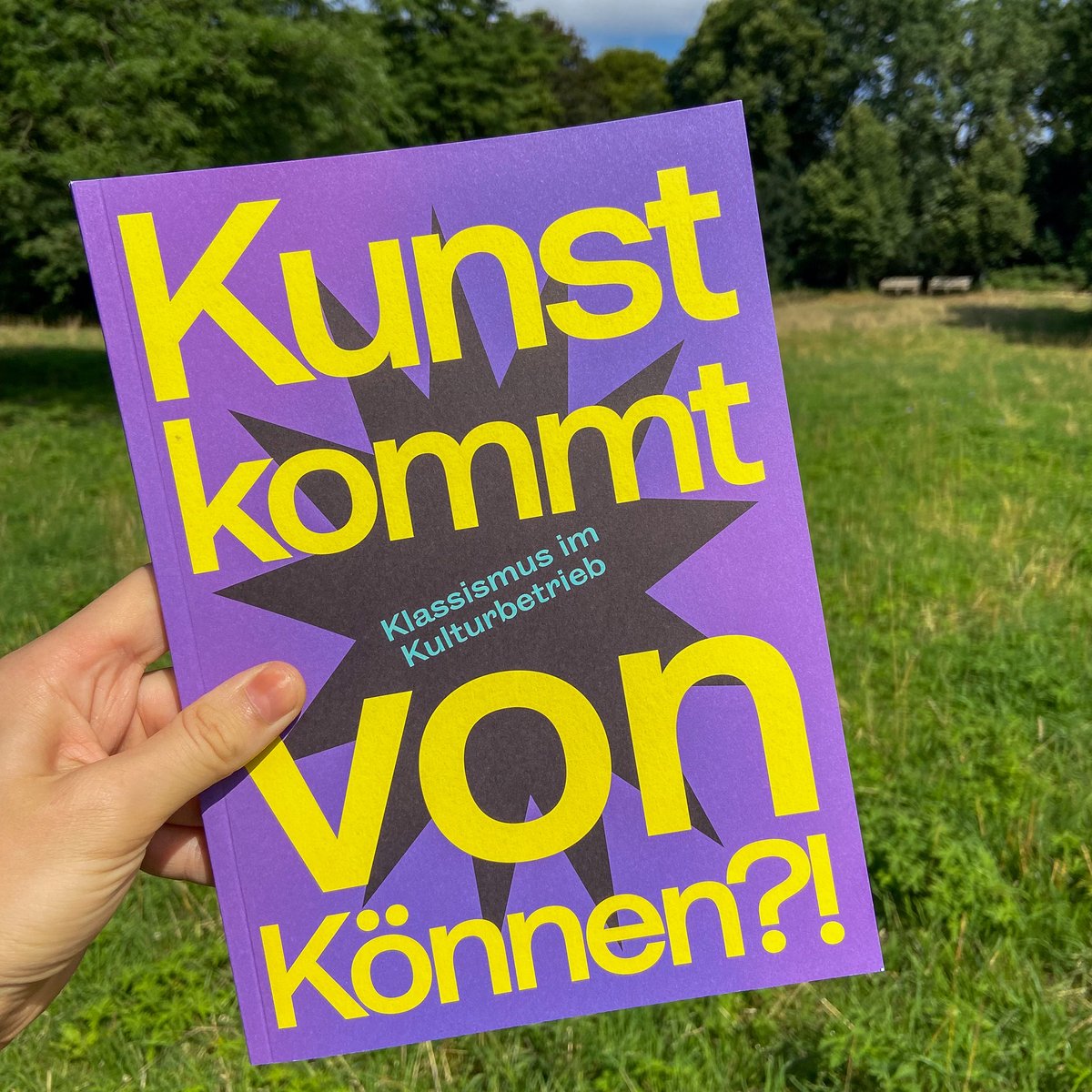 Das Dossier "Kunst kommt von Können?! Klassismus im Kulturbetrieb" von @DiversityAC und kultur_formen ist nun gratis bestellbar. Mehr Infos zum Inhalt und zur Bestellung unter: shorturl.at/amyRU
