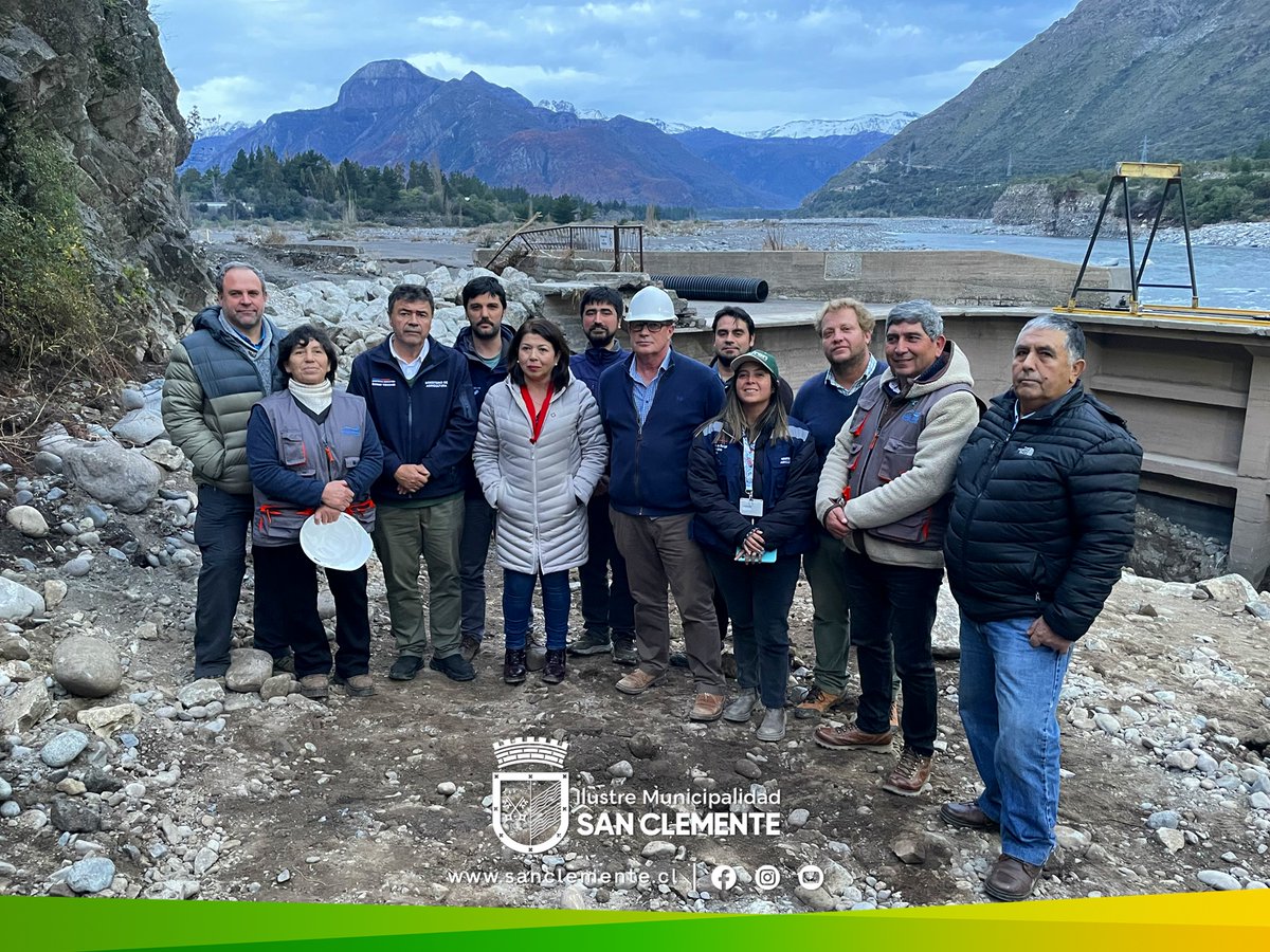 imsanclemente's tweet photo. ✅ 𝗔𝗹𝗰𝗮𝗹𝗱𝗲𝘀𝗮 𝗠𝗮���𝗶́𝗮 𝗜𝗻𝗲́𝘀 𝗦𝗲𝗽𝘂́𝗹𝘃𝗲𝗱𝗮, @MinagriCL  Esteban Valenzuela y Junta de Vigilancia del Río Maule, visitaron las diferentes obras de limpieza y rehabilitación de canales en Armerillo, San Clemente, gravemente afectado por las lluvias en la zona. https://t.co/y7UkS1w8mR