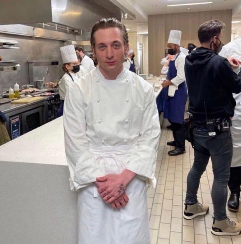 eu depois de colocar queijo e pimenta do reino no ovo frito