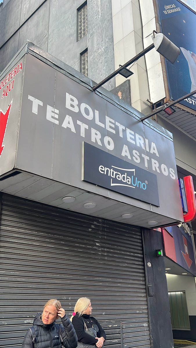 LorenaJauregui's tweet photo. Hola @entradaunocom @MovistarArenaAR no solo q las entradas de @LMXLM son impresas, q no te las mandan a domicilio y q te cobran 10.000 x el servicio! Sino q no abren la boletería en horario (10 a 15) https://t.co/mZNXTKNQYj