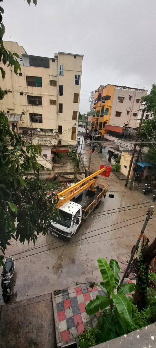Hemanthsharma29's tweet photo. @KTRoffice Respected Sir,
Due to heavy rains 1 of 2 dried tree fell in Anandbagh. 1 tree has cut down by the power dept, but denied to cut the 2nd tree. The tree is closely attached to current pole and collapse may lead to heavy losses. Please do necessary actions and do needful https://t.co/memMIfckGf