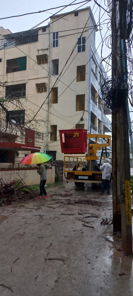 Hemanthsharma29's tweet photo. @KTRoffice Respected Sir,
Due to heavy rains 1 of 2 dried tree fell in Anandbagh. 1 tree has cut down by the power dept, but denied to cut the 2nd tree. The tree is closely attached to current pole and collapse may lead to heavy losses. Please do necessary actions and do needful https://t.co/memMIfckGf