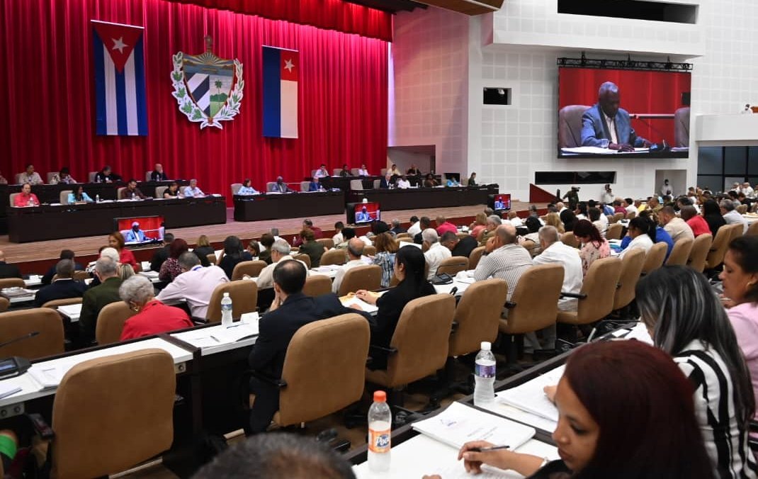 PresidenciaCuba's tweet photo. Con la presencia del General de Ejército Raúl Castro Ruz y el Presidente @DiazCanelB inicia Primer Periodo Ordinario de Sesiones de la X Legislatura de la @AsambleaCuba.

Lograr mayor impulso a la economía y al bienestar popular son de los principales retos de actual Legislatura. https://t.co/UsXHSkRpWB