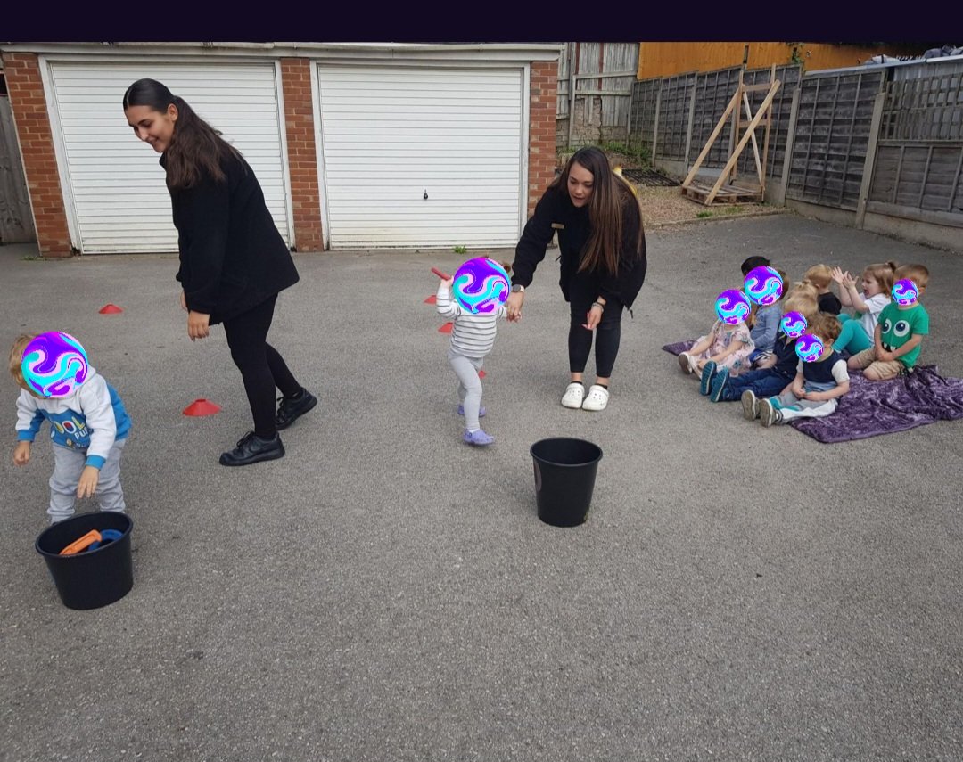 MickAmos9's tweet photo. There's kids and there's Emily ππ She's spectating at Nursery Sports Day as you can see in the first photo and then when you zoom in you can see her passionate support. Everyone needs people in their corner at times in life #BeLikeEmily π Love her β€οΈ https://t.co/M1UwXX0r3k