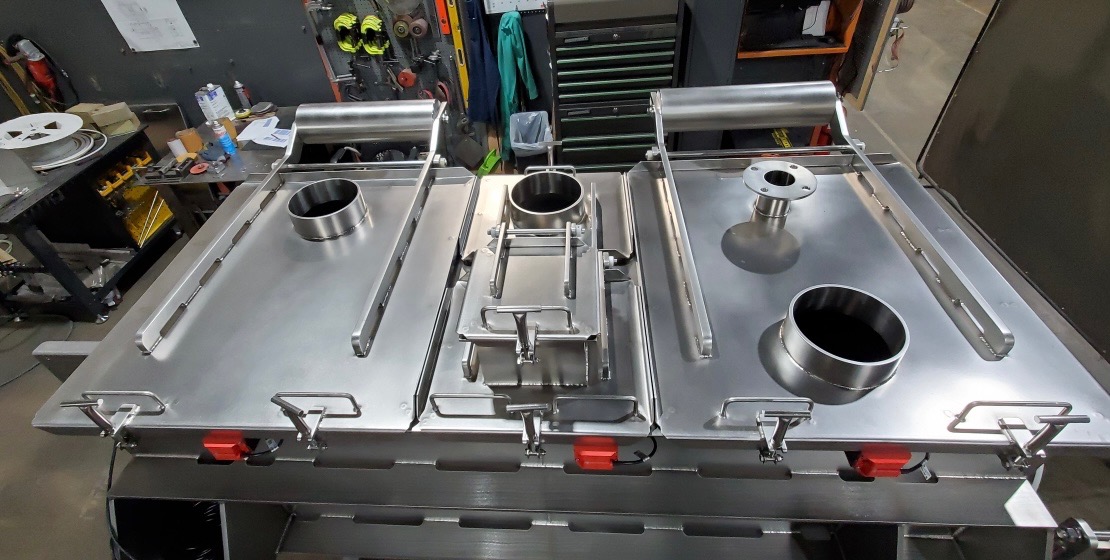 MarionProcess's tweet image. Here&apos;s a great picture of one of our customer favorite mixer options - counter weighted covers! They provide ergonomic assist for ease of use, as well as minimize injury. Operators can easily open with one hand! hubs.ly/Q01YjSyS0

#designoptions #ergonomics #safetyfeatures