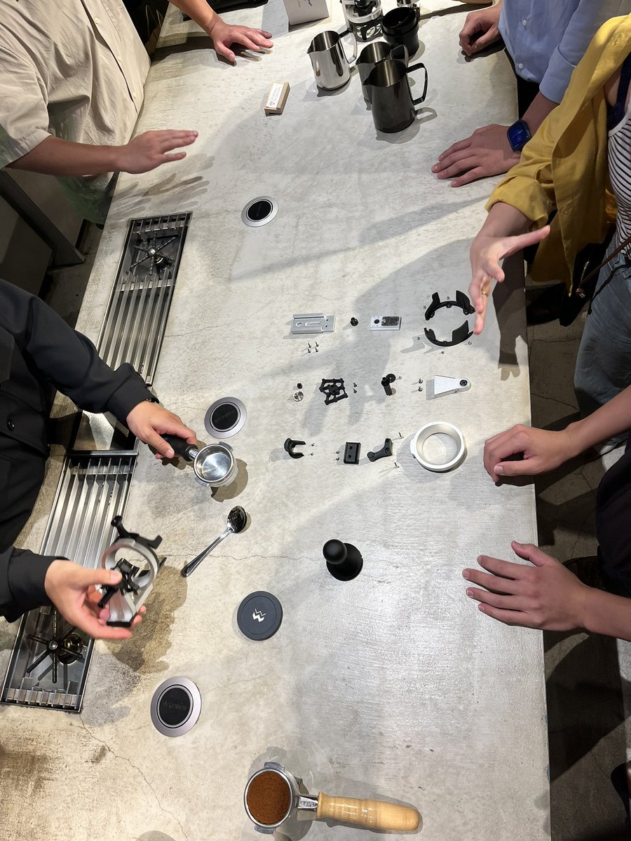 Coffee_Numa's tweet photo. 世界のトップバリスタたちがこぞって大会で使用し話題となったツールAutoCombのローンチイベント。ダンボール山積みの試作品と没アイデアが産んだストーリーは「味」だけでなく再現性、使用感、無駄のなさなど細部に気配りが感じられました。
@BaristaHustle @hide_izaki @qahwa_inc #AutoComb https://t.co/Ai0P5f59Ds
